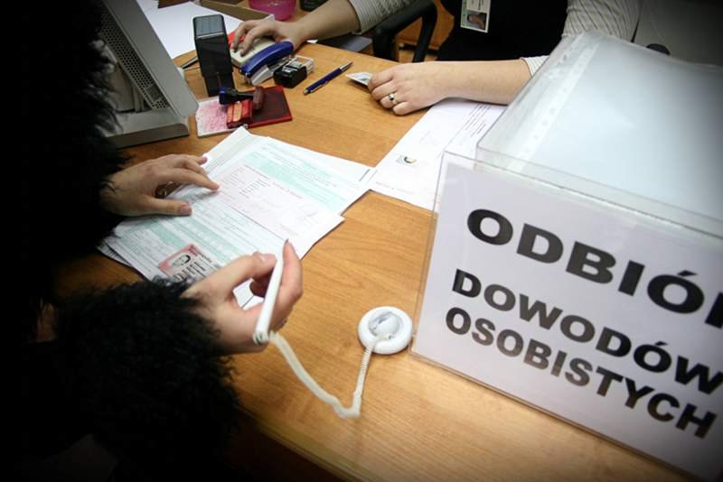 Dowody osobiste przez internet? Dopiero za dwa lata