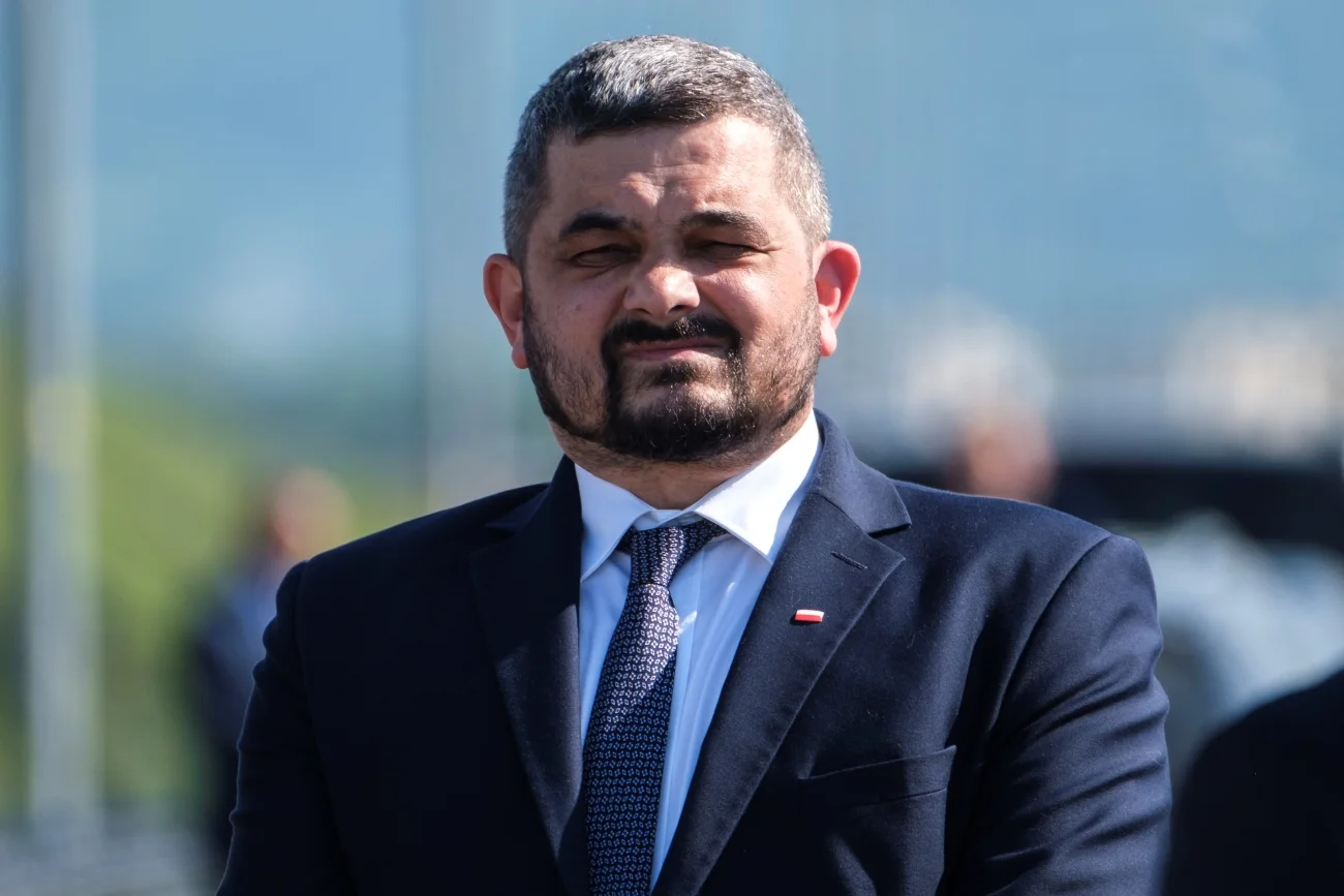 Poseł Krzysztof Sobolewski, bliski współpracownik wicepremiera Jarosława Kaczyńskiego, prezesa PiS. W kwietniu br. wyszło na jaw, że jego żona Sylwia ma 3 posady w państwowej spółce Orlen.
