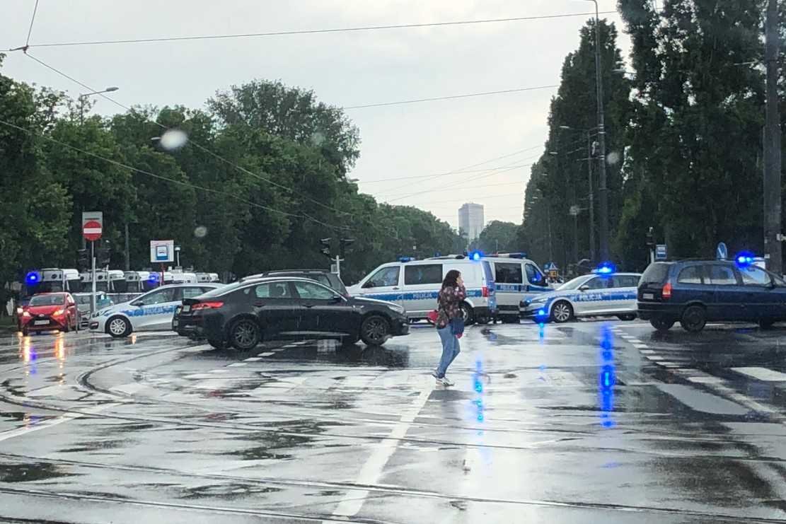 Radiowozy zablokowały ul. Mickiewicza pod domem prezesa PiS Jarosława Kaczyńskiego. Tymczasem demonstrowano pod Pałacem Prezydenckim.