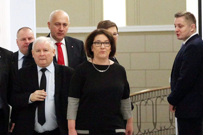 Lista kandydatów PiS w wyborach do europarlamentu wygląda jak instrukcja ewakuacji najważniejszych osób w państwie.
