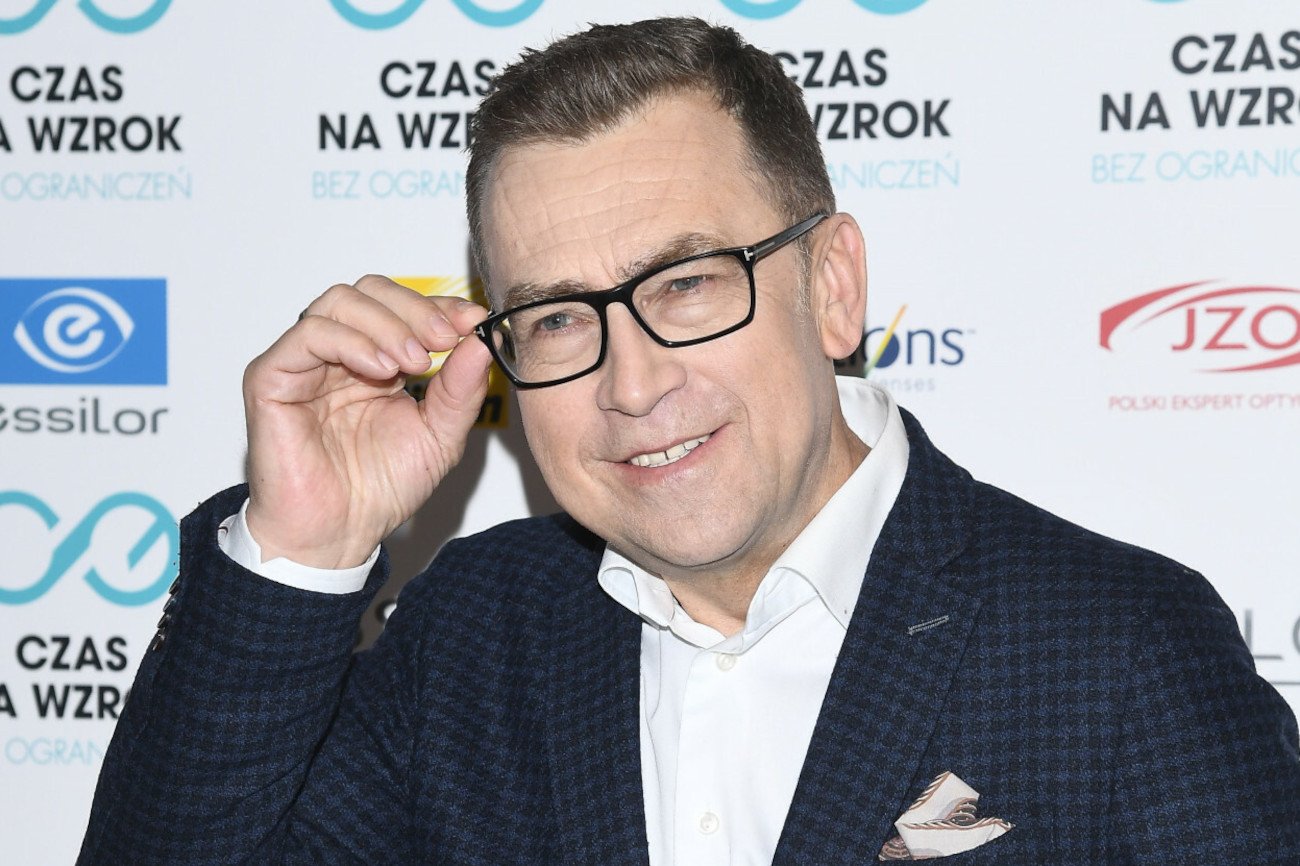 Media donoszą, że Maciej Orłoś wyprowadził się do młodszej o 23 lata partnerki.