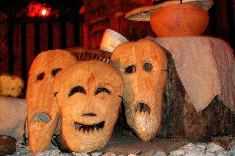 Maski (kraboszki) symbolizujące duchy zmarłych.