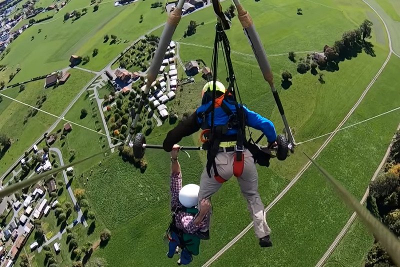 Mężczyzna przez kilka minut wisiał kilkadziesiąt metrów nad ziemią próbując nie spaść w dół.