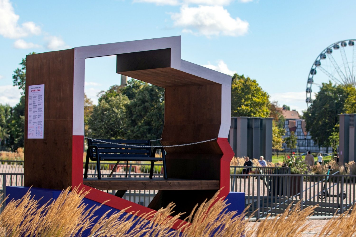 Co się stało z patriotycznymi ławkami? Wcale nie trawiły na śmietnik.