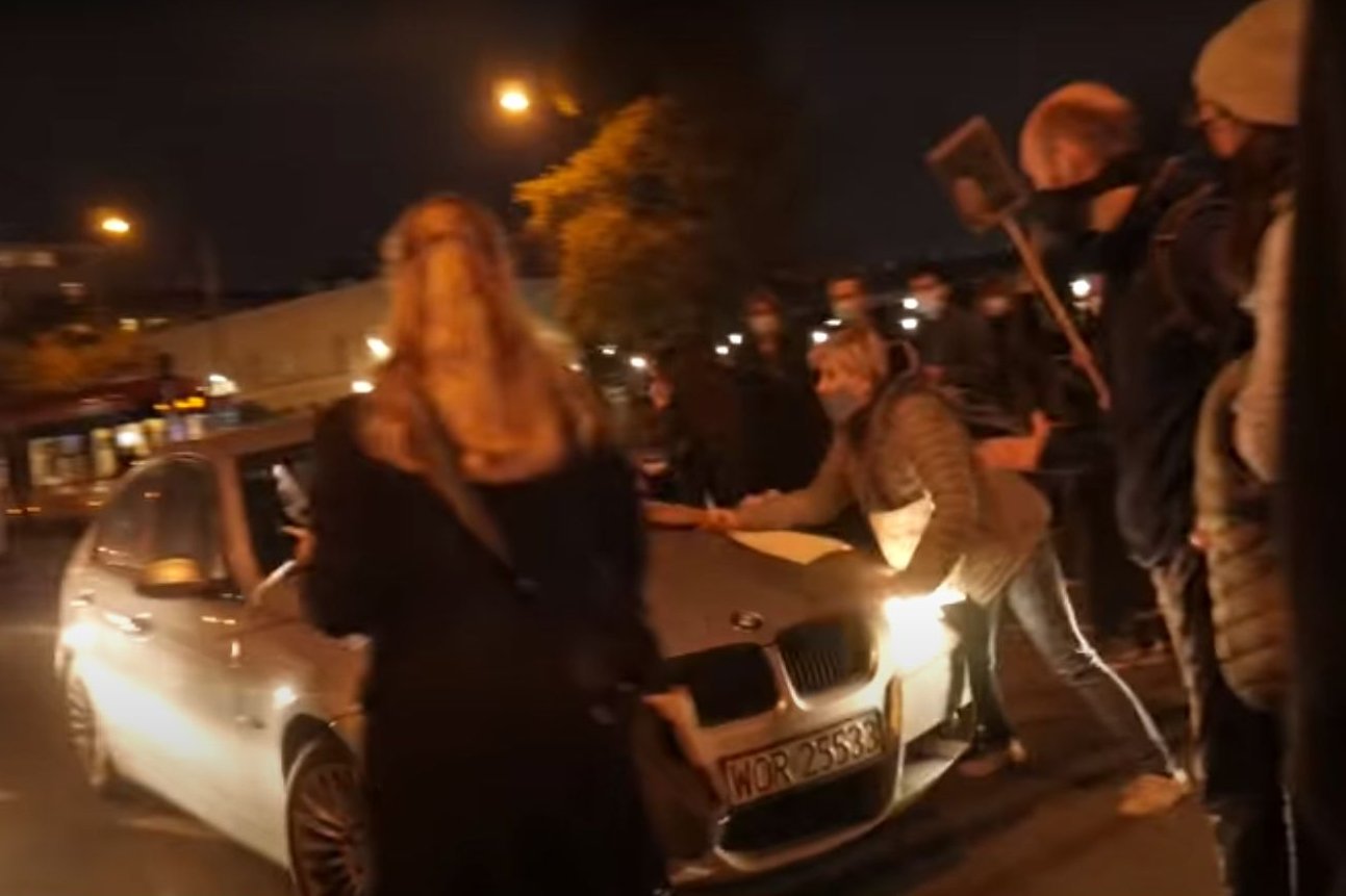 Kierowca potrącił dwie kobiety podczas Strajku Kobiet. Jest relacja poszkodowanej kobiety.