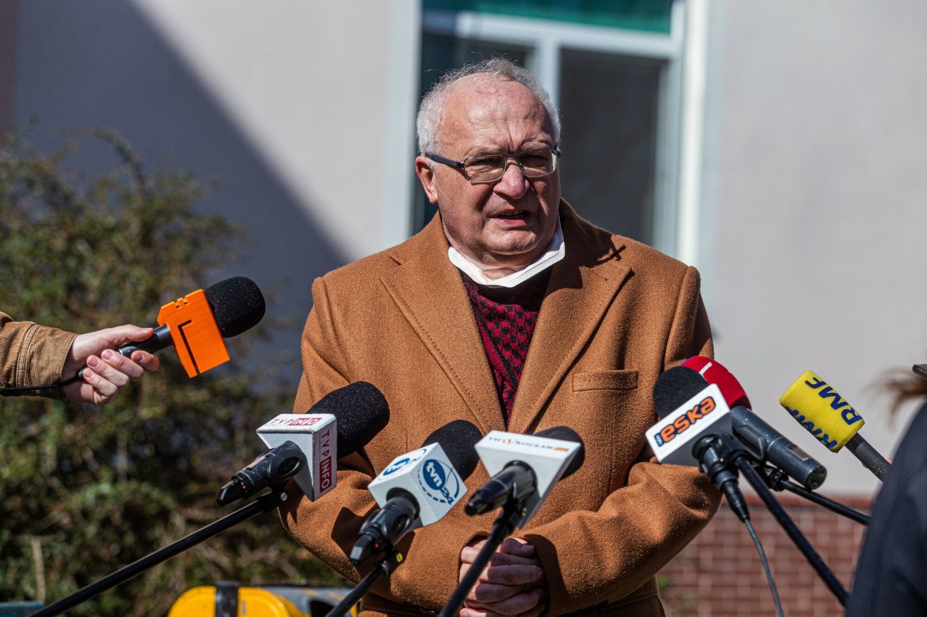 Prof. Krzysztof Simon wyjaśnia, że mamy do czynienia z nowym podtypem COVID-19, a nie nową chorobą określaną przez Hiszpanów COVID-22.