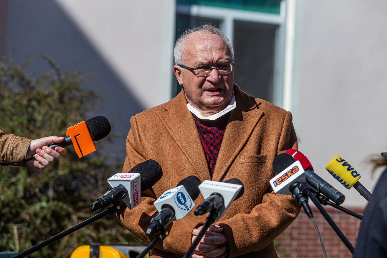 Prof. Krzysztof Simon wyjaśnia, że mamy do czynienia z nowym podtypem COVID-19, a nie nową chorobą określaną przez Hiszpanów COVID-22.
