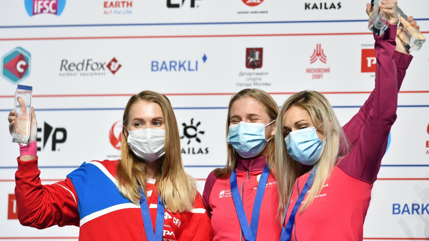 Julija Kaplina, Natalia Kałucka i Aleksandra Mirosław na podium Mistrzostw Świata we wspinaniu na czas (2021)