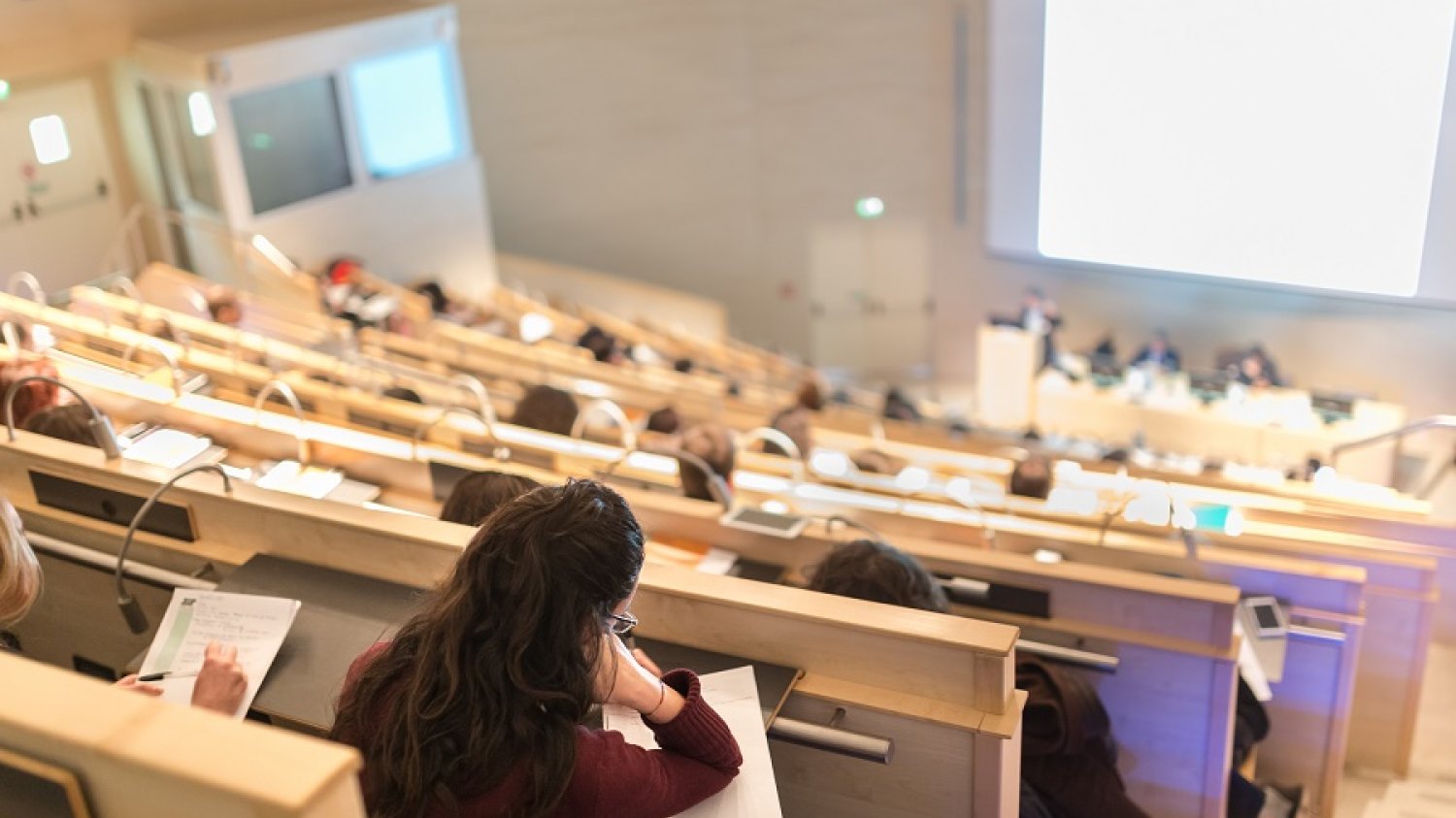 Specjalistyczne egzaminy przekrojowe zamiast tradycyjnych prac dyplomowych na studiach.