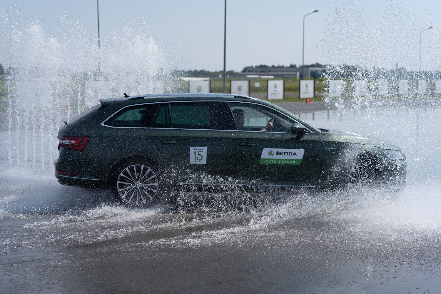 Ćwiczenia na torze Skody pod Poznaniem pozwoliły odkryć, gdzie jest granica bezpieczeństwa w nowoczesnych samochodach.