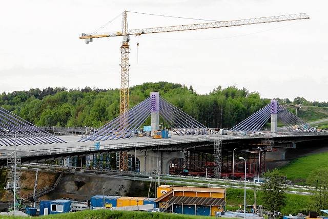 Spółka Alpine Bau zrezygnowała z budowania fragmentu autostrady A1, a teraz bankrutuje. Na zdjęciu: Feralny most w Mszanie, którego stawianie opóźniło prace nad odcinkiem autostrady A1
