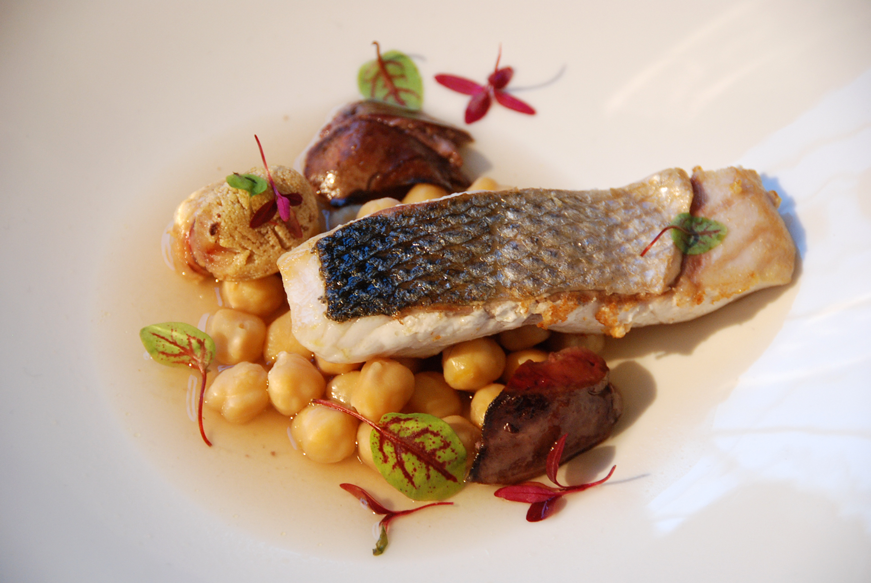 Labraks cętkowany ze swoją ikrą i wątróbką w bulionie z ciecierzycy. Chef: Alexandre Silva