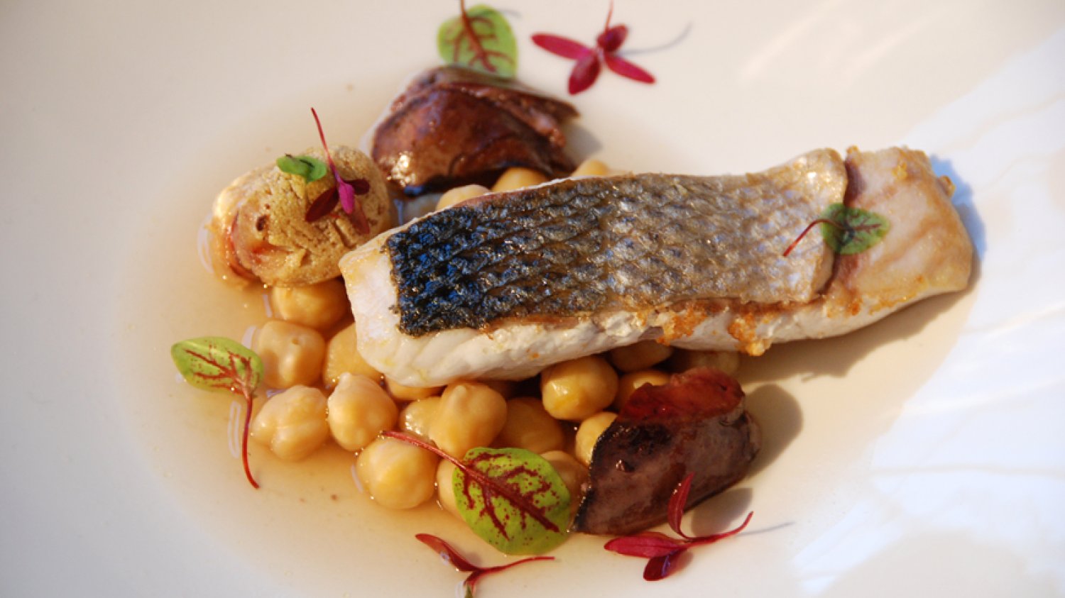 Labraks cętkowany ze swoją ikrą i wątróbką w bulionie z ciecierzycy. Chef: Alexandre Silva