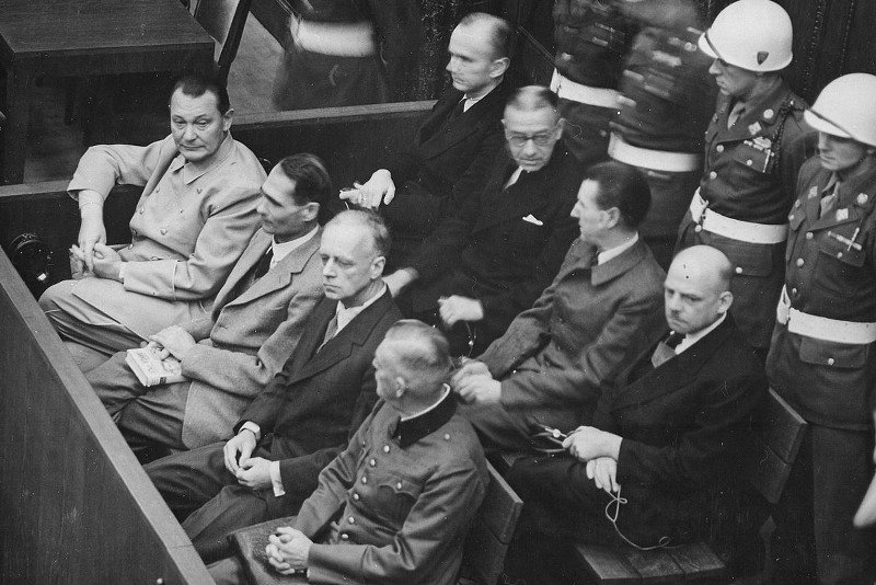 Ława oskarżonych w Norymberdze. Od lewej w pierwszym rzędzie: Goering, Hess, Ribbentrop, Keitel, w drugim rzędzie: Doenitz, Raeder, Schirach, Sauckel.