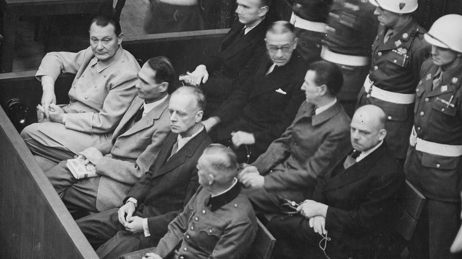 Ława oskarżonych w Norymberdze. Od lewej w pierwszym rzędzie: Goering, Hess, Ribbentrop, Keitel, w drugim rzędzie: Doenitz, Raeder, Schirach, Sauckel.