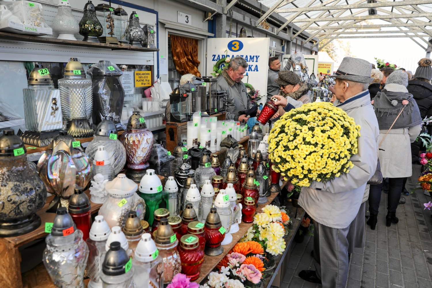 Niedziela handlowa 2020. Czy 1 listopada zrobimy zakupy? LISTA sklepów otwartych w Święto Wszystkich Świętych 1 listopada 2020 roku.