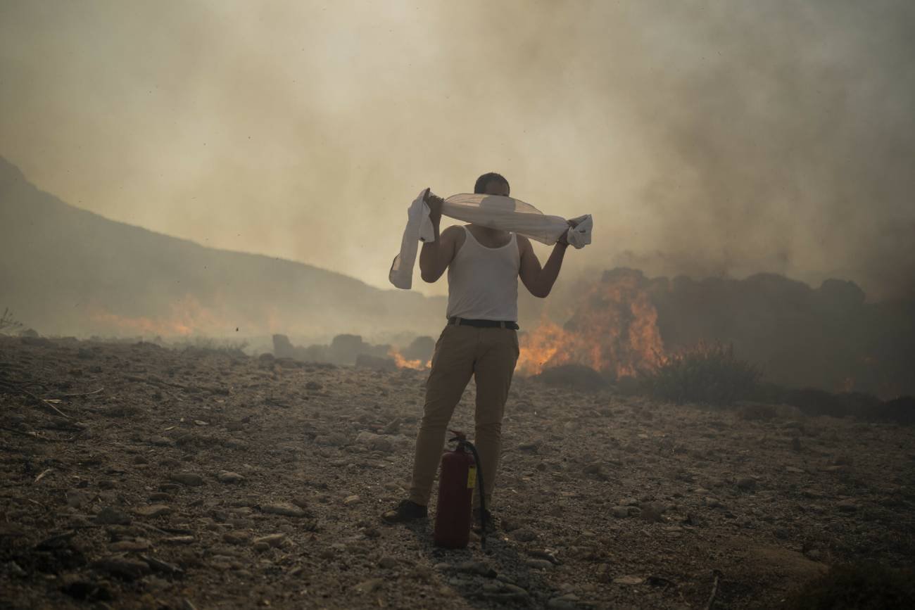 Mężczyzna przygotowujący się do gaszenia pożaru w Grecji