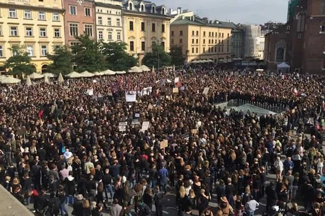 Z badań CBOS wynika, że po raz ostatni Polacy protestowali tak masowo w 1988 roku. Na zdjęciu Czarny Protest w Krakowie w obronie praw i wolności kobiet (25.09.2016).