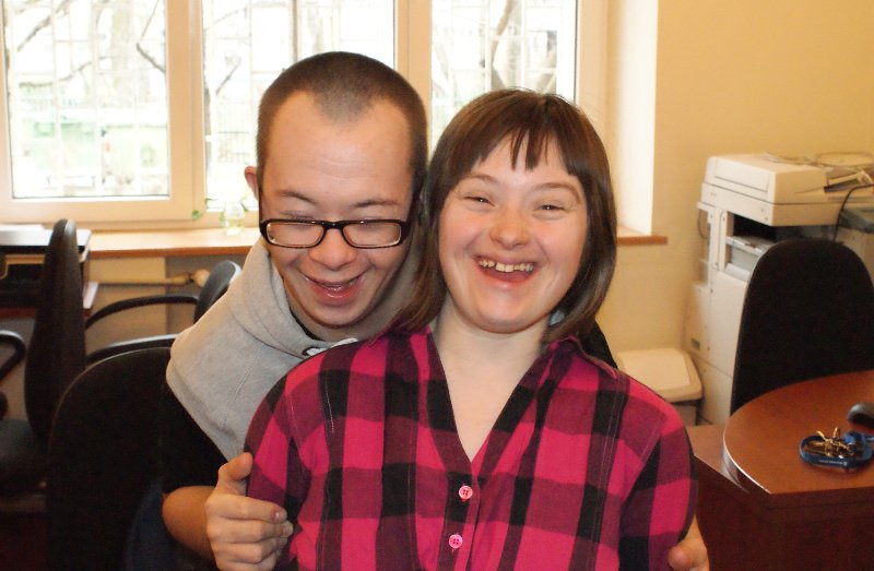 Ewelina Kawecka i Adam Kowalewski w pracowni komputerowej, "Otwarte Drzwi"