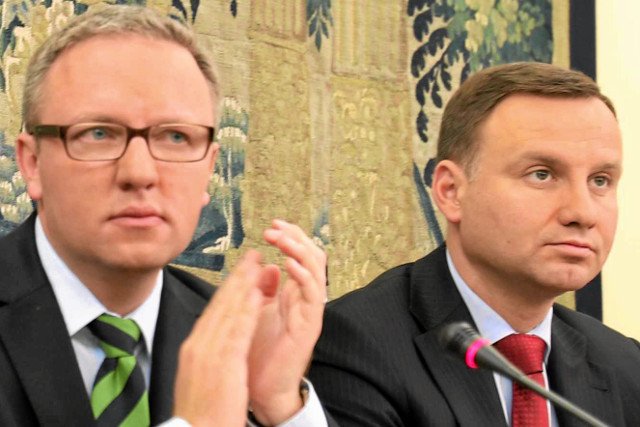 Krzysztof Szczerski (z lewej) uważa, że Ewa Kopacz powinna zrezygnować ze stanowiska Prezesa Rady Ministrów