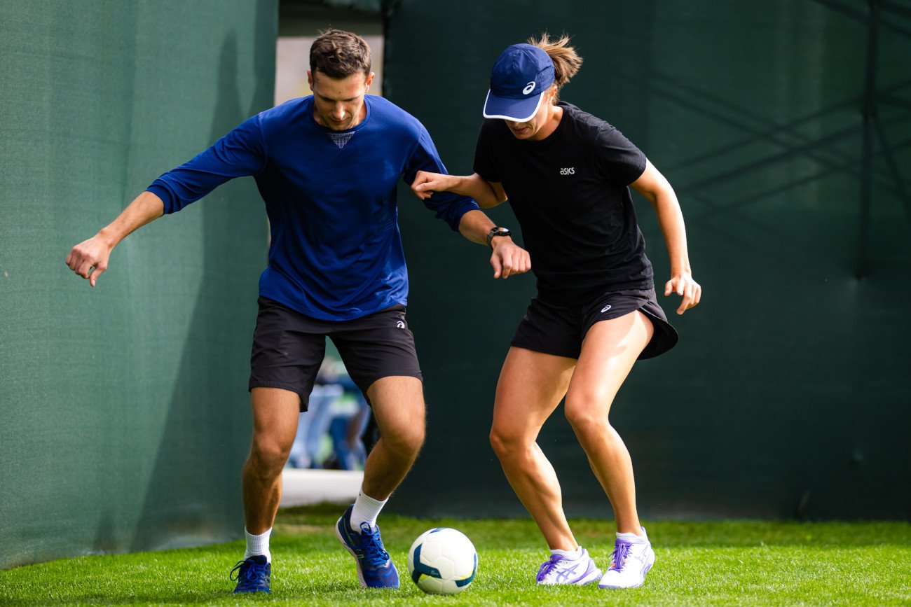 Iga Świątek pokazała próbkę swoich piłkarskich możliwości podczas jednego z treningów w USA.