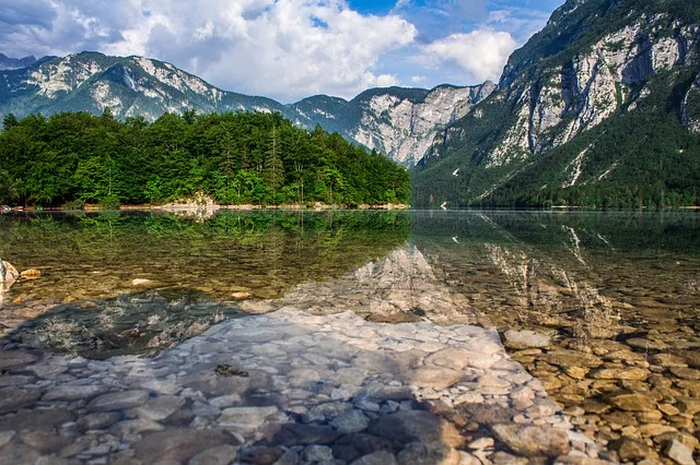Jezioro Bohnij, Słowenia. European Safest Destinations 2020.