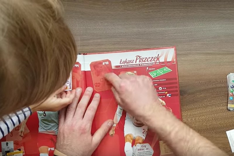 "Dumni z naszych" – wielu kibiców ogarnęło naklejkowe szaleństwo z Biedronki.