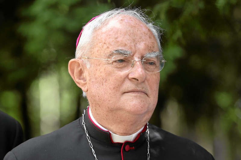 Abp Hoser: Młodzi mężczyźni zachowują się jak dzieci