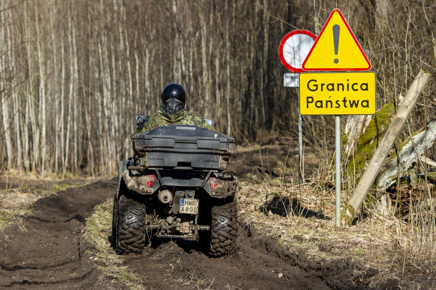 Powiat Braniewo - granica państwowa z obwodem kaliningradzkim. Na zdjęciu budowa ogrodzenia z drutu kolczastego, teraz ma tam powstać zapora elektroniczna