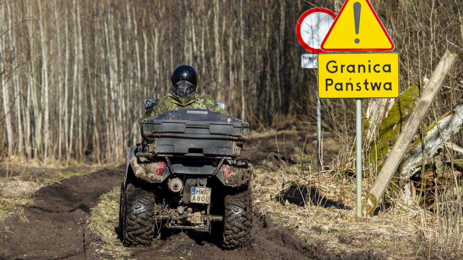 Powiat Braniewo - granica państwowa z obwodem kaliningradzkim. Na zdjęciu budowa ogrodzenia z drutu kolczastego, teraz ma tam powstać zapora elektroniczna