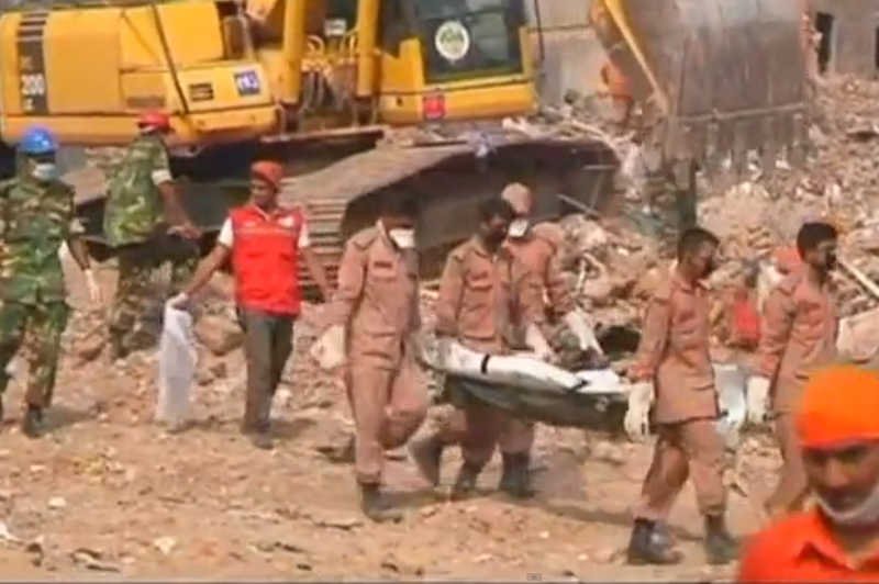 Z gruzów wieżowca w stolicy Bangladeszu wydobyto już ponad tysiąc ciał.