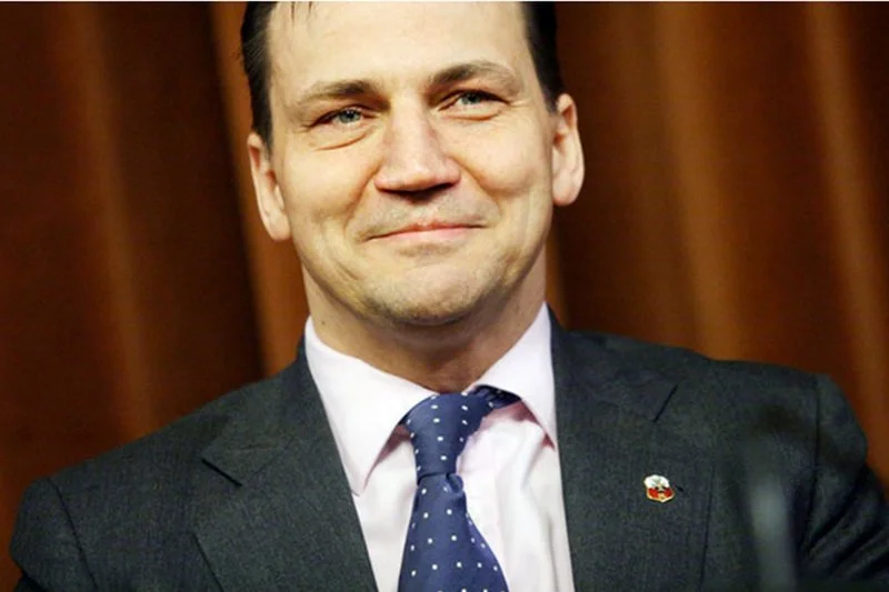 Radosław Sikorski zakpił sobie z telewizji Jacka Kurskiego.