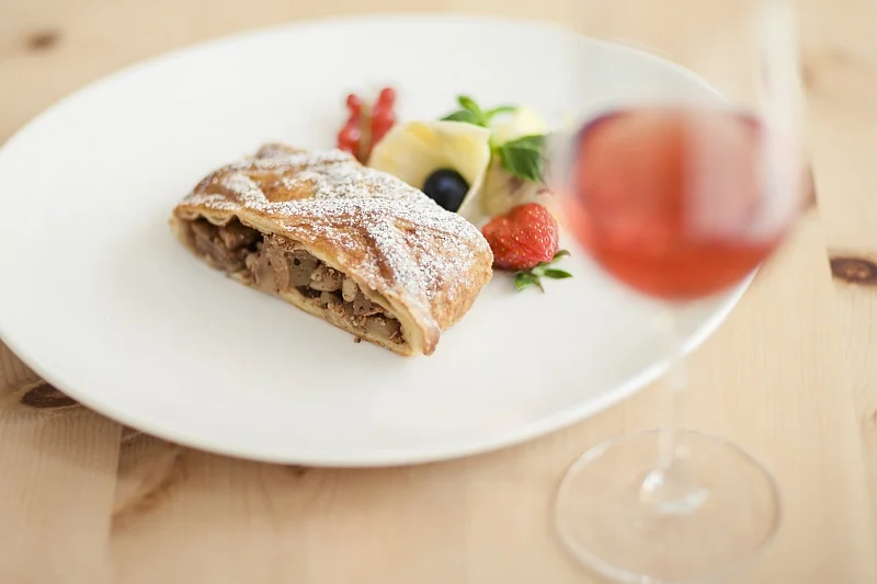Alpejskie oblicze kuchni Południowego Tyrolu reprezentują przede wszystkim wędliny, knedle, różnorodne regionalne odmiany pierogów, a także sery i strudle.