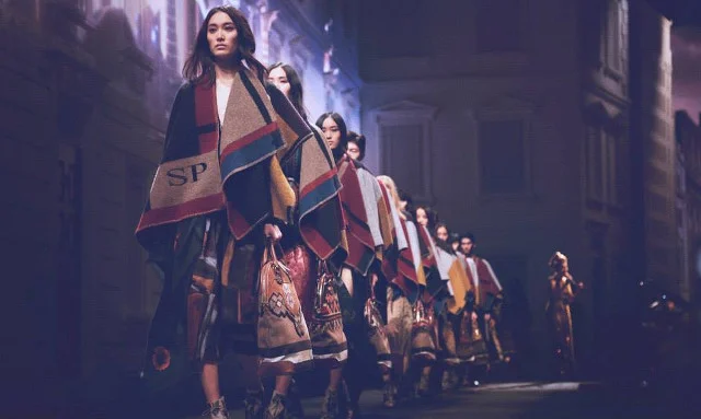 Spersonalizowane poncha u Burberry.