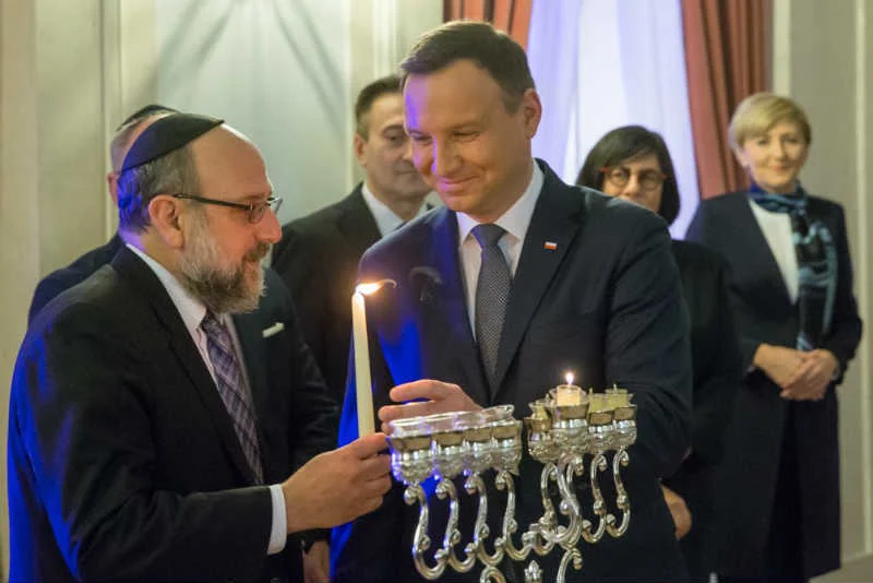 Andrzej Duda jest krytykowany przez antysemitów za udział w żydowskiej uroczystości.