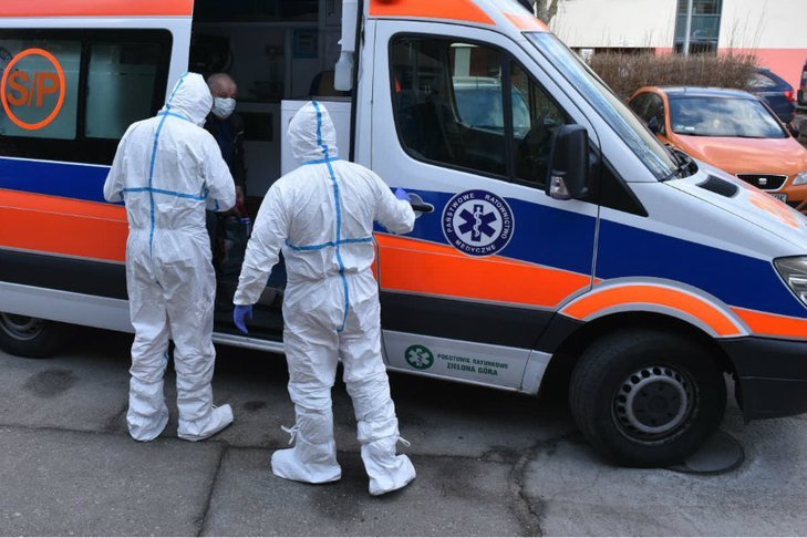 Pierwsza ofiara koronawirusa w Polsce zakaziła pięć kolejnych osób.