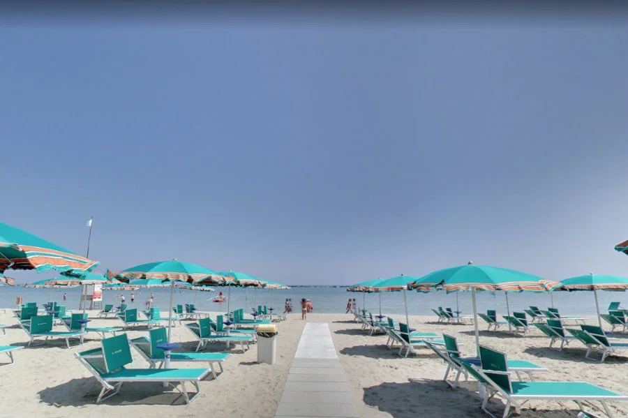 Zejście na plażę w pobliżu hotelu Britannia w Cesenatico.