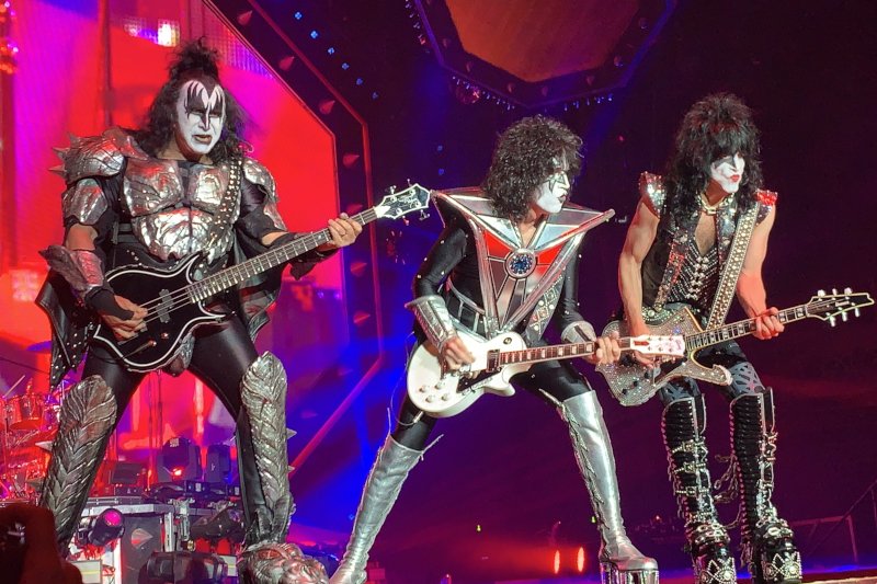 Reżyser filmu "Czarownica 2" stanie za kamerą biografii zespołu KISS.