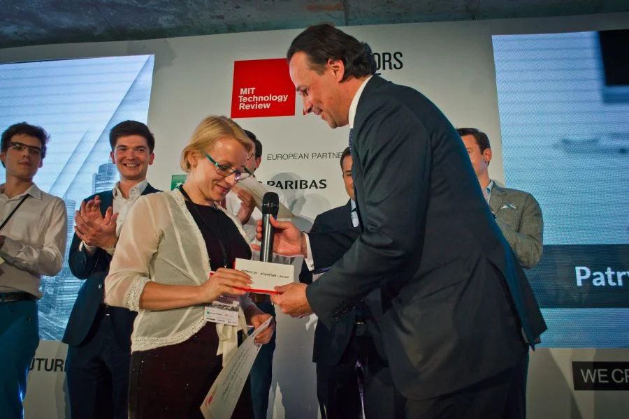 Patrycja Wizińska-Socha odbiera nagrodę od prezesa BNP Paribas Polska