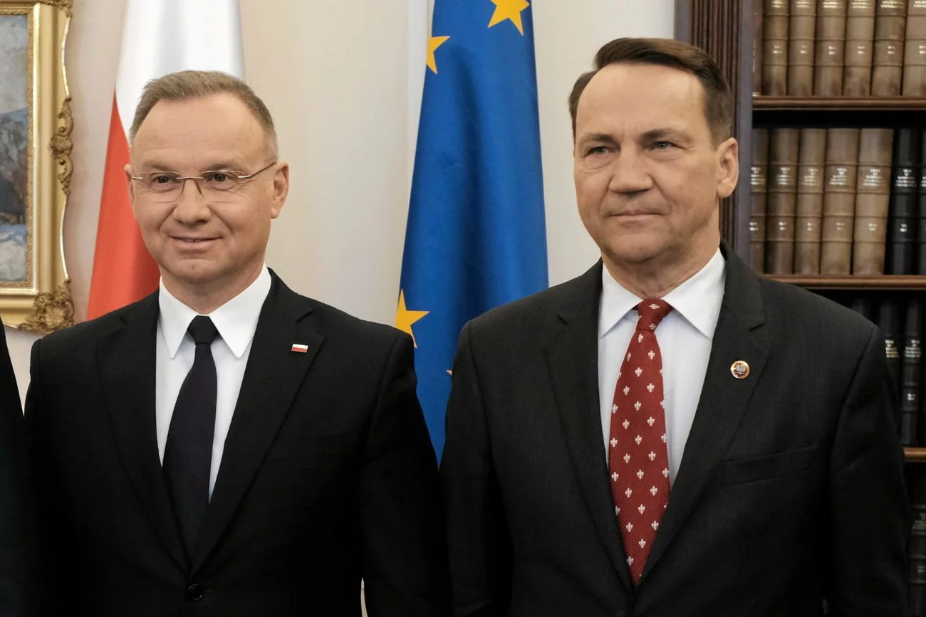 Duda rozdaje medale. Sikorski nie przebierał w słowach. Duda odznaczył Karnowskich i Ogórek. Radosław Sikorski ostro komentuje