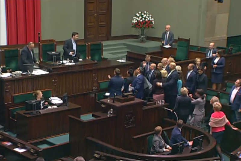 W nocy w Sejmie doszło do awantury. Stanisław Tyszka z Kukiz '15 przerwał dyskusję o ustawie aborcyjnej.
