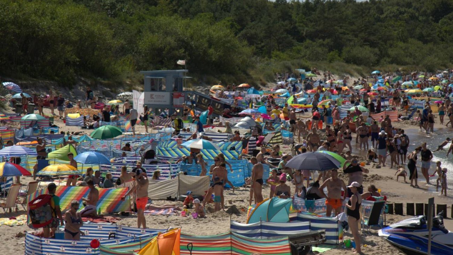 Śmierć na plaży w Stegnie. Dostęp do poszkodowanego blokowały parawany