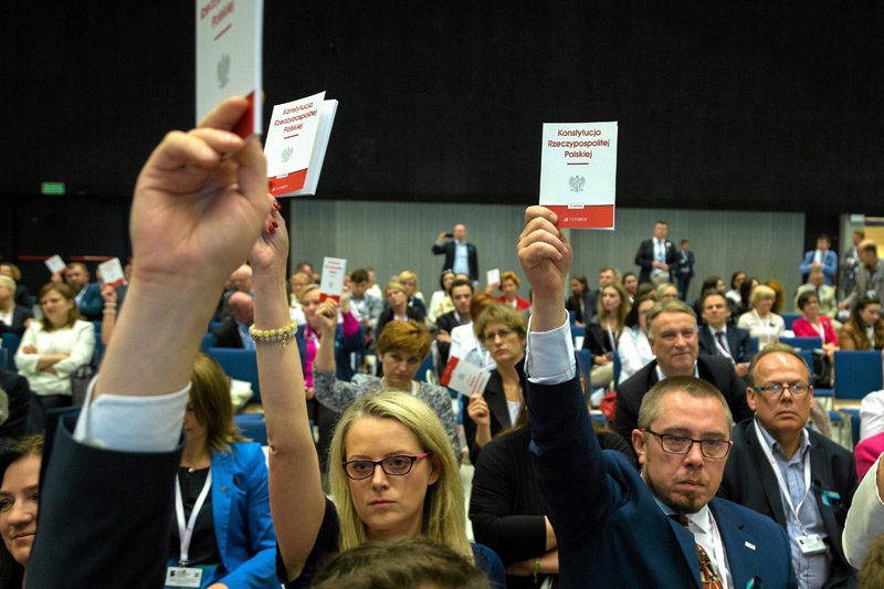 Prawnicy wyciągnęli Konstytucję w trakcie odczytania listu prezydenta przez Andrzeja Derę.