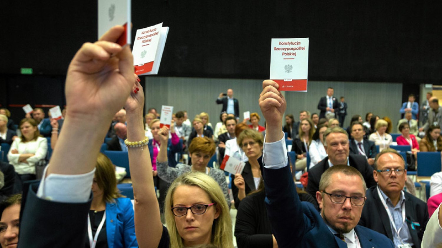 Prawnicy wyciągnęli Konstytucję w trakcie odczytania listu prezydenta przez Andrzeja Derę.
