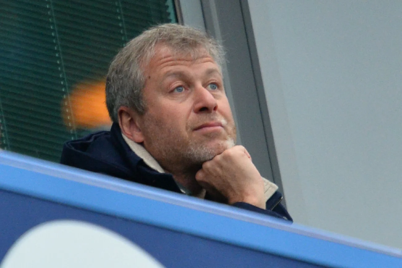 Roman Abramowicz w 2003 roku kupił Chelsea Londyn, doprowadzając klub na szczyt. Teraz sam z niego spadł.