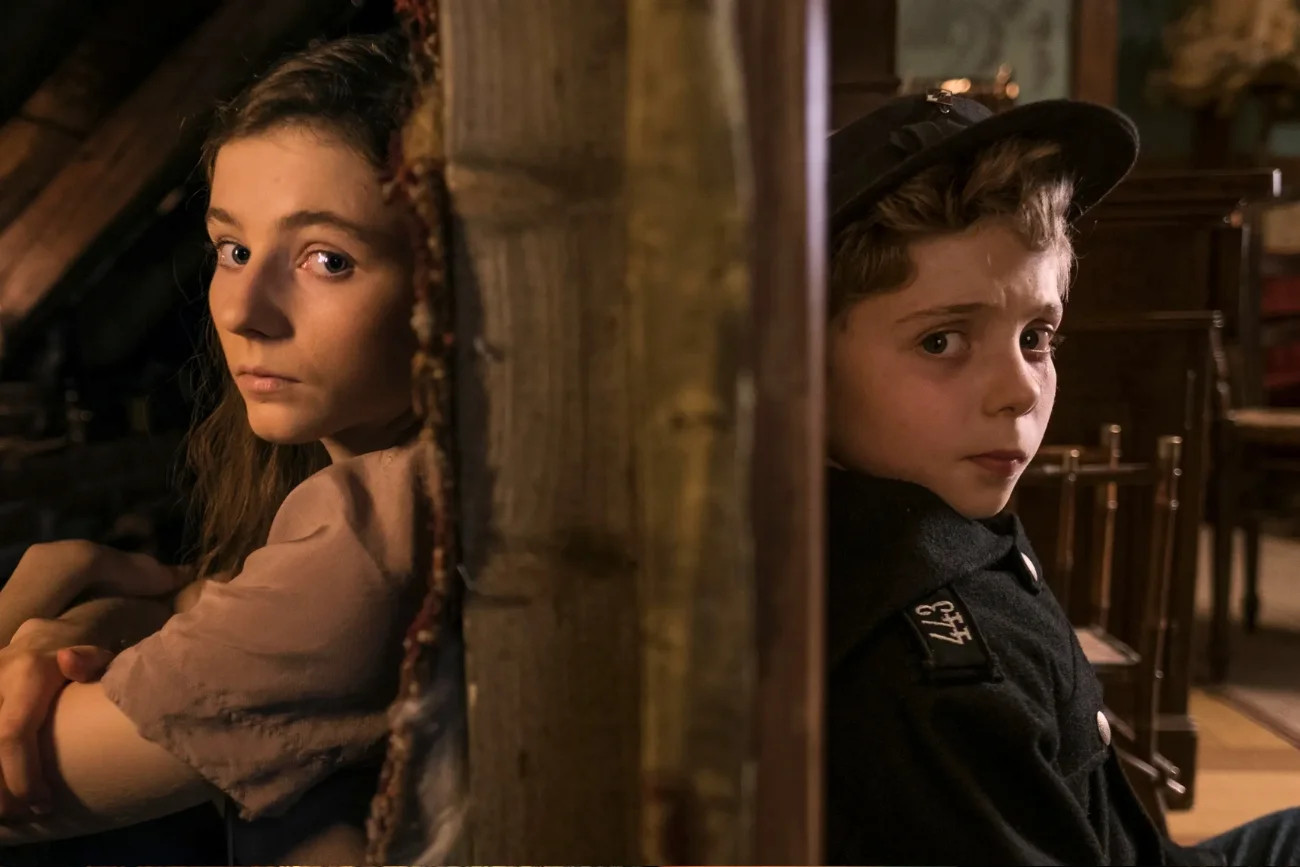 Thomasin McKenzie i Roman Griffin Davis w filmie "Jojo Rabbit".