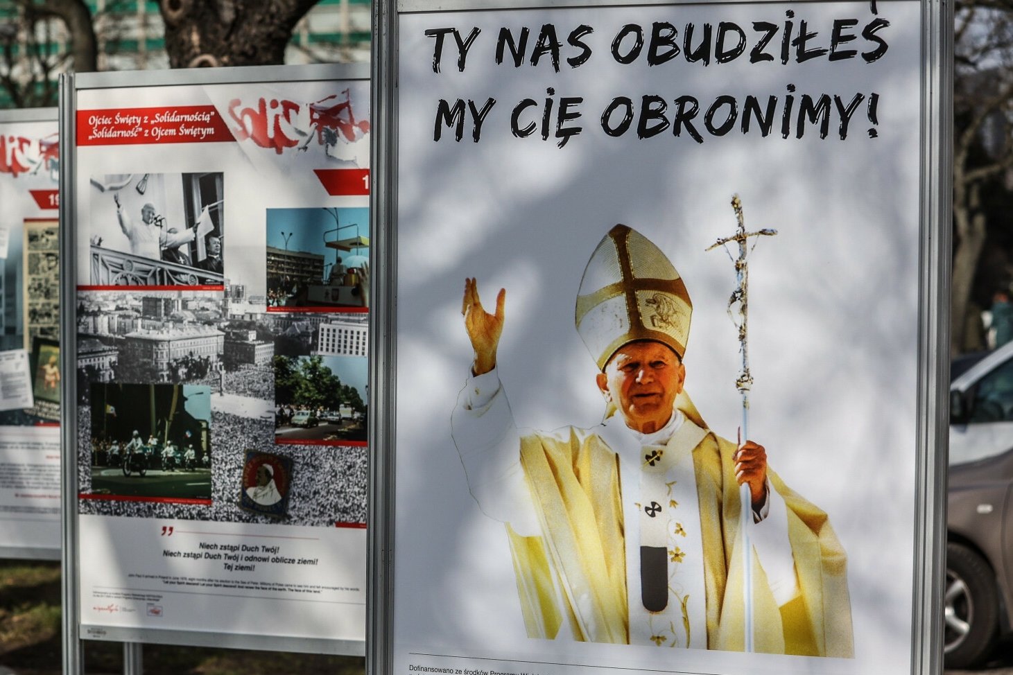 Jan Paweł II na plakatach.