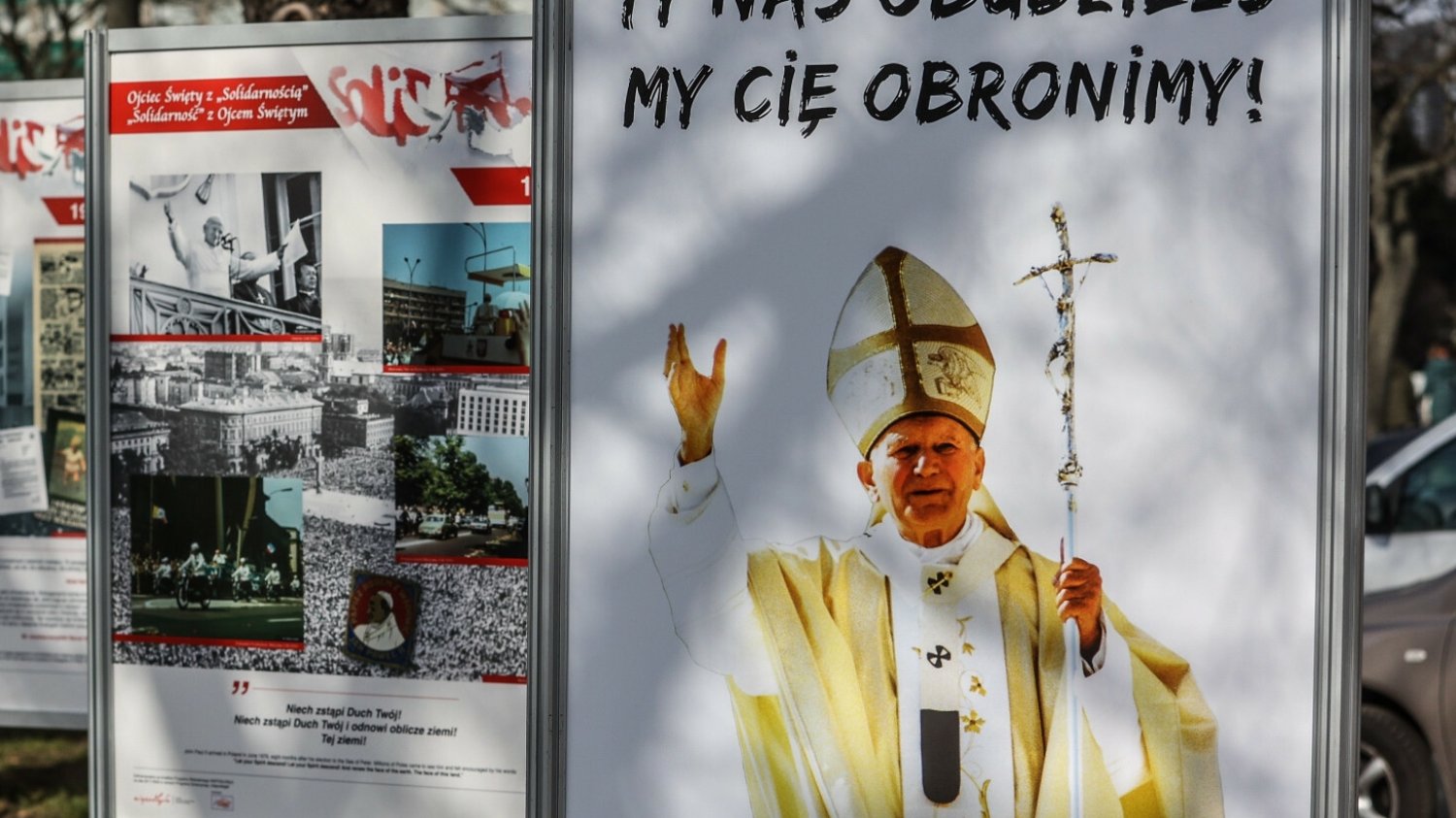 Jan Paweł II na plakatach.