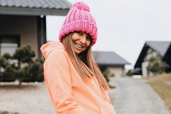 Fani zarzucają Annie Lewandowskiej, że przesadziła z retuszem mgiełki do twarzy.