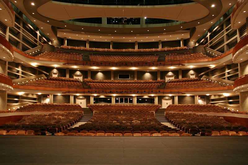 Nie należy dziwić się, że przedstawiciele klasy średniej nie bywają w teatrach czy operach. Takie rozrywki to raczej domena inteligencji. W Polsce często mylimy obie grupy.